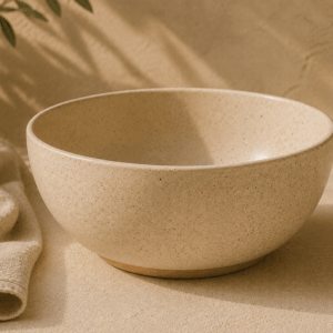 Grand Bol Mirage de 75 cl en céramique sable mouchetée sur un décor minéral.