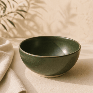 Home Bol Cyprès en céramique vert profond de 60 cl dans un décor beige naturel.