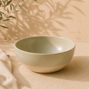 Grand Bol Prairie en céramique vert tendre et crème de 75 cl.