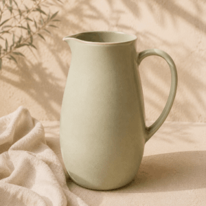 Grand Pichet Verveine en céramique vert pâle mat de 1,2 litre.