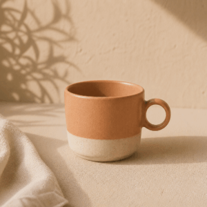 Tasse Alba en céramique terracotta clair et écru de 22 cl.