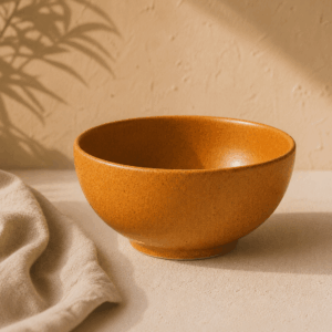 Bol Solstice en céramique ocre chaud de 60 cl dans une ambiance méditerranéenne.